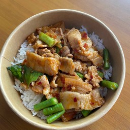 หมูสามชั้นผัดพริกแกง