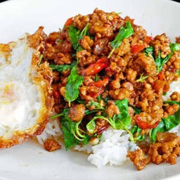 ผัดกระเพราไก่พริกแห้ง ราดข้าว