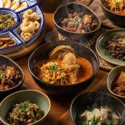 ร้านอาหารเฮือนจันทร์ & คาเฟ่