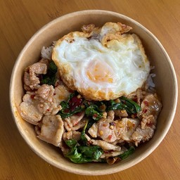 กระเพราสามชั้น + ไข่ดาว