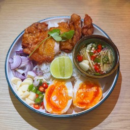 ข้าวไก่ทอดซอสน้ำปลากวนขยำเครื่อง