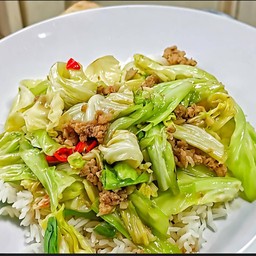 ข้าวราดผัดกะหล่ำหมูสับ