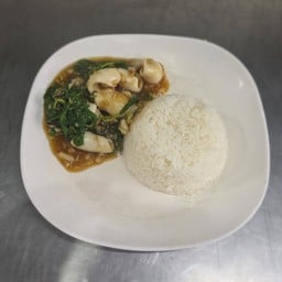ข้าวกะเพราปลาหมึก