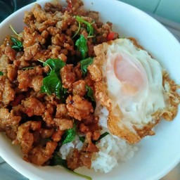 ข้าวกะเพราหมูสับไข่ดาว
