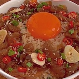 ข้าวหน้าแมงกะพรุนดองซีอิ๊ว + ไข่ดอง