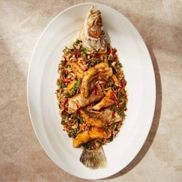 ปลากะพงทอดกรอบผัดฉ่า