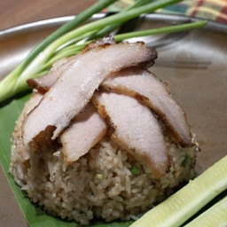 ข้าวผัดกระเทียมคอหมูย่าง