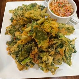 ยำผักบุ้งกรอบ