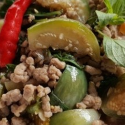 KH02.77 ผัดไฟแดงมะเขือเปราะ 50 กรัม หมูสับ 50 กรัม ราดช้าว