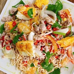 ยำมาม่าไข่ดาวหมูสับ