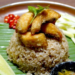 ข้าวผัดกะปิปลาอินทรีย์ทอด