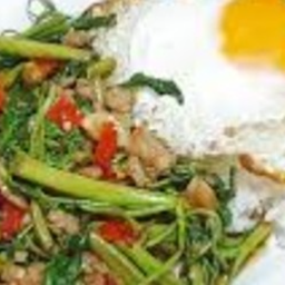 KH02.51 ผัดไฟแดงผักบุ้ง 50 กรัม หมูสับ 50 กรัม + ไข่ดาว 1 ฟอง ราดช้าว