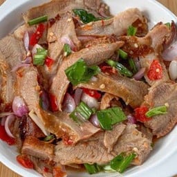 ยำคอหมูย่าง