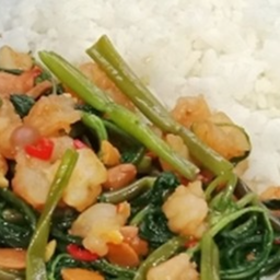 KH02.76 ผัดไฟแดงผักบุ้ง 50 กรัม กุ้ง 50 กรัม ราดช้าว