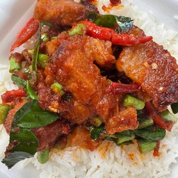 ผัดพริกแกงหมูกรอบ