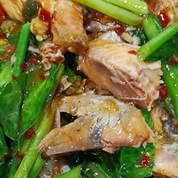 ข้าวผัดคะน้าปลากระป๋อง