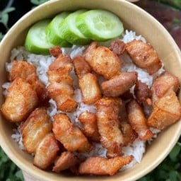 ข้าว  หมูสามชั้นทอดน้ำปลา+น้ำจิ้มแจ่ว  ตลาดเเจ้ง14 market