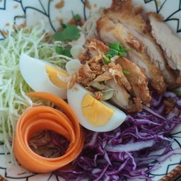 ก๋วยเตี๋ยวคลุกไก่ทอด