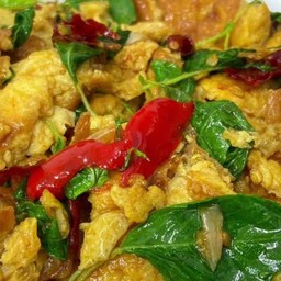 ข้าวหน้าไข่เจียวผัดโหระพา
