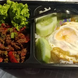 ข้าวกพเราเนื้อ+ไข่ดาว