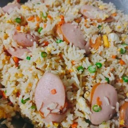 ข้าวผัดไข่ใส่ไส้กรอก
