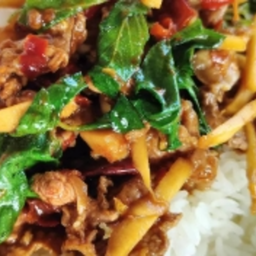 KH02.68 ผัดกะเพราเนื้อวัว 50 กรัม หน่อไม้/ดอง 50 กรัม ราดข้าว