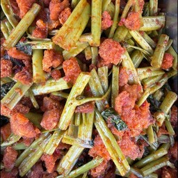 ผัดพริกแกงผักบุ้งกากหมู