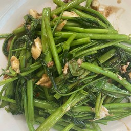 ผัดผักบุ้งไฟแดง ราดข้าว