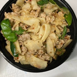 พริกแกงหน่อไม้ดองหมูสับราดข้าว