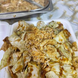 ผัดกล่ำ หมูชิ้นหมัก  โรยกระเทียม