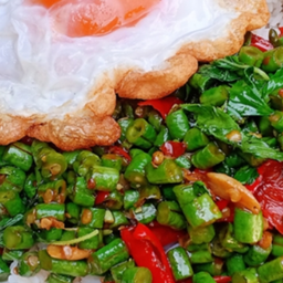 KH02.34 ผัดกะเพราถั่วฝักยาว 50 กรัม +ไข่ดาว 1 ฟอง ราดข้าว