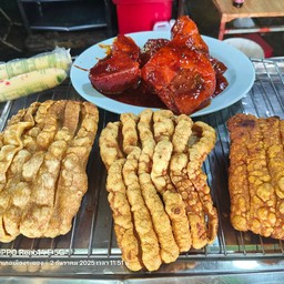 ข้าวหมูกรอบ มีไข่ต้ม