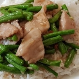 KH02.67 ผัดน้ำเปล่ามันหอย ถั่วฝักยาว 50 กรัม หมู 50 กรัม ราดช้าว