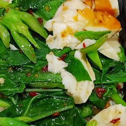 ผัดคะน้าไข่เค็มราดข้าว