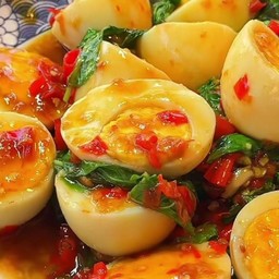 ข้าวผัดกระเพาไข่ต้ม