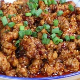 ข้าวหน้าหมูสับผัดพริกเผาหวานโรยต้นหอม