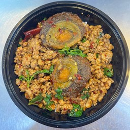 กะเพราไข่เยี่ยวม้า ราดข้าว