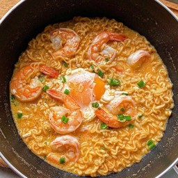 มาม่าน้ำข้น น้ำขลุกขลิก ท๊อปปิ้งกุ้งเน้นๆ ไข่เยิ้มๆ