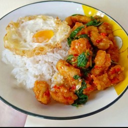 กระเพราไก่กรอบ พร้อมไข่ดาว และข้าวสวย