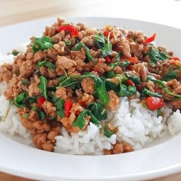 ผัดกระเพราหมูสับราดข้าว