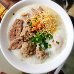 โจ๊กหมู 3 สหาย ต้มเลือดหมูรสเด็ด ผักสลัด