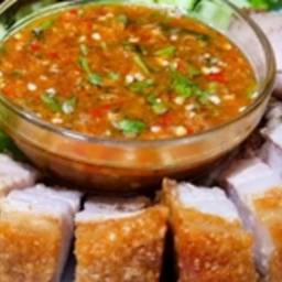 Ki01.74 หมูกรอบมะนาว 150 กรัม (คะน้าเย็น) น้ำจิ้มซีฟู๊ด