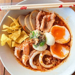 ก๋วยเตี๋ยวต้มยำ น้ำข้น ทะเลรวม ไข่ทะลัก