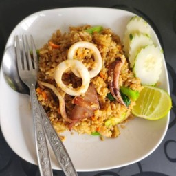 ข้าวผัดปลาหมึก
