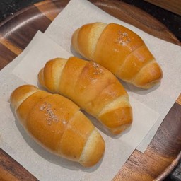 Shio Pan (ขนมปังเกลือ) เสิร์ฟพร้อมซอสชาไทย 🧡