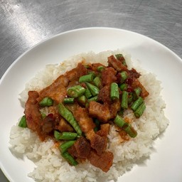 ข้าวพริกแกงหมูกรอบ