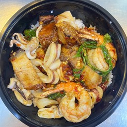 กะเพราสามสหาย หมูกรอบ,หมึก,กุ้ง