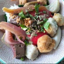 สะบัดเส้น เตี๋ยวหมูโบราณ ชลบุรี