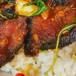 KH08.06 ผัดกะเพราปลาดุกทอดแล้ว 50 กรัม ราดข้าว