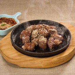 Sizzling Diced Steak / เนื้อสันคอหั่นเต๋าจานร้อน 120G